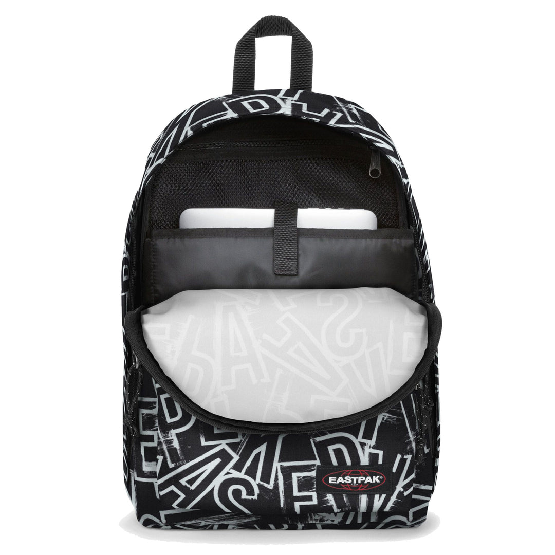 Sac à dos Out of Office Ep Letters Black imprimé lettres noir Eastpak avec compartiment ordinateur