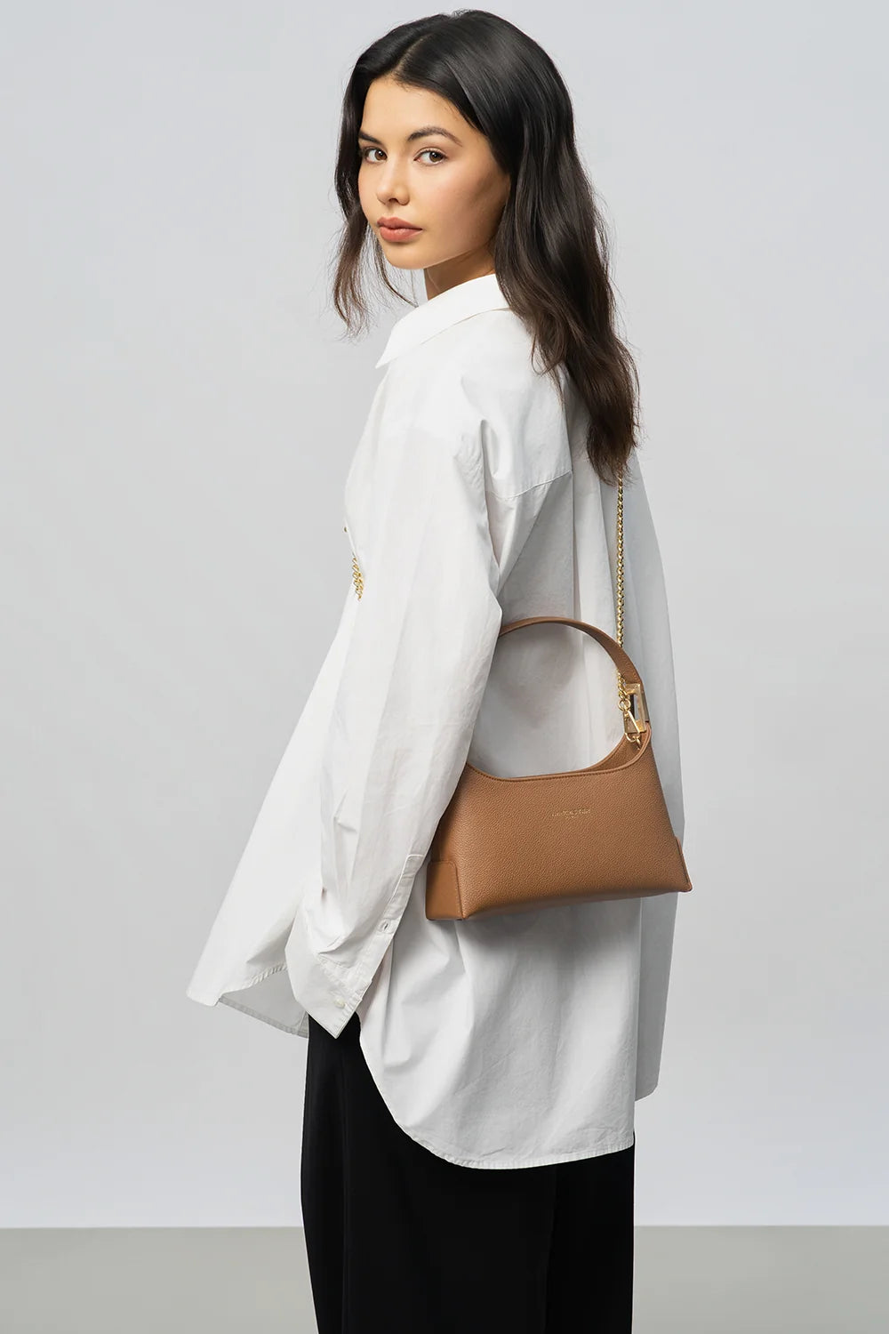 Sac à main en cuir marron et bandoulière chaine dorée Lancaster Lyche Ace 422-038