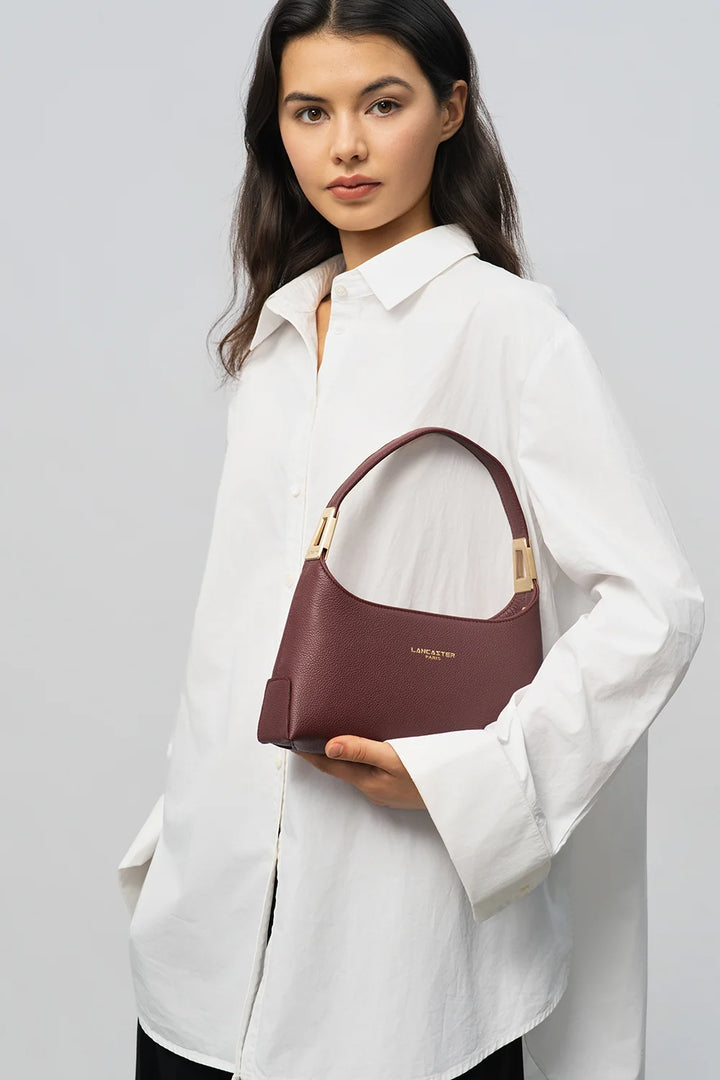 Sac à main en cuir bordeaux et bandoulière chaine dorée Lancaster Lyche Ace 422-038