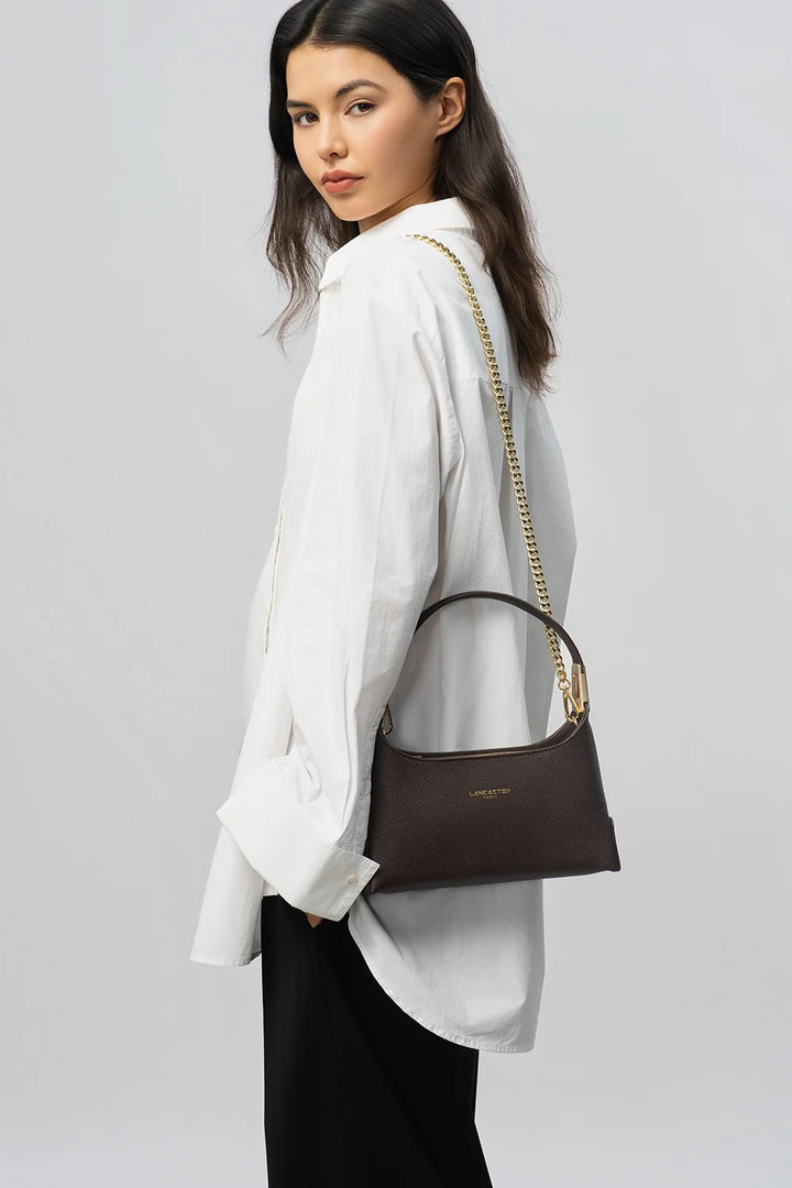 Sac à main en cuir marron et bandoulière chaine dorée Lancaster Lyche Ace 422-038