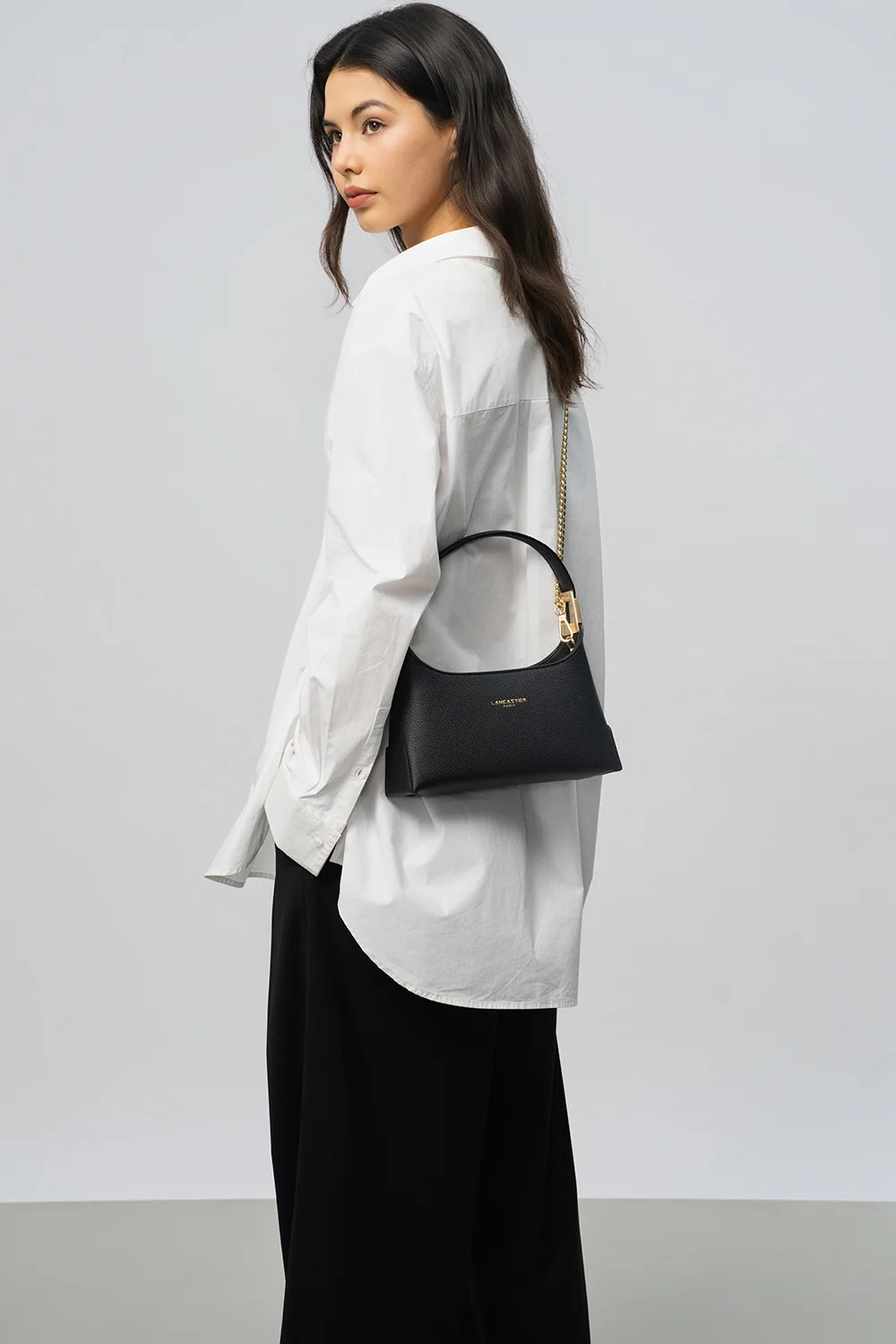 Sac à main en cuir noir et bandoulière chaine dorée Lancaster Lyche Ace 422-038