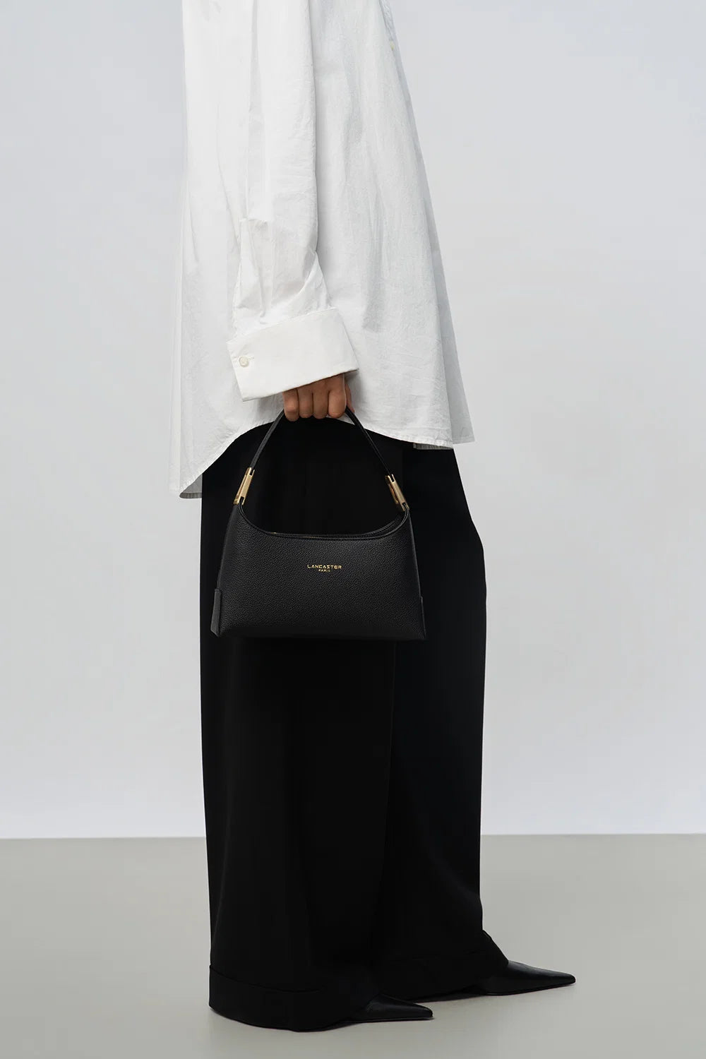 Sac à main en cuir noir et bandoulière chaine dorée Lancaster Lyche Ace 422-038